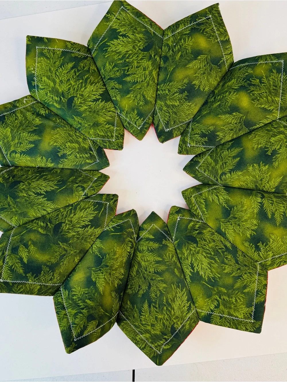 Quilted Holly Leaves Christmas Wreath Handmade Fabric Patchwork 21